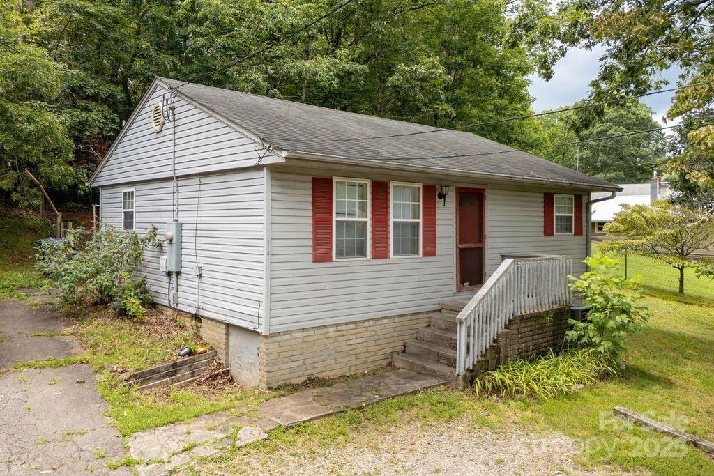 113 N Fork Rd., Black Mountain, NC 28711
