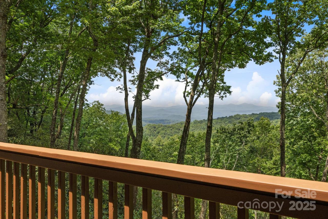 110 Thrashing Rock Dr., Hendersonville, NC 28739