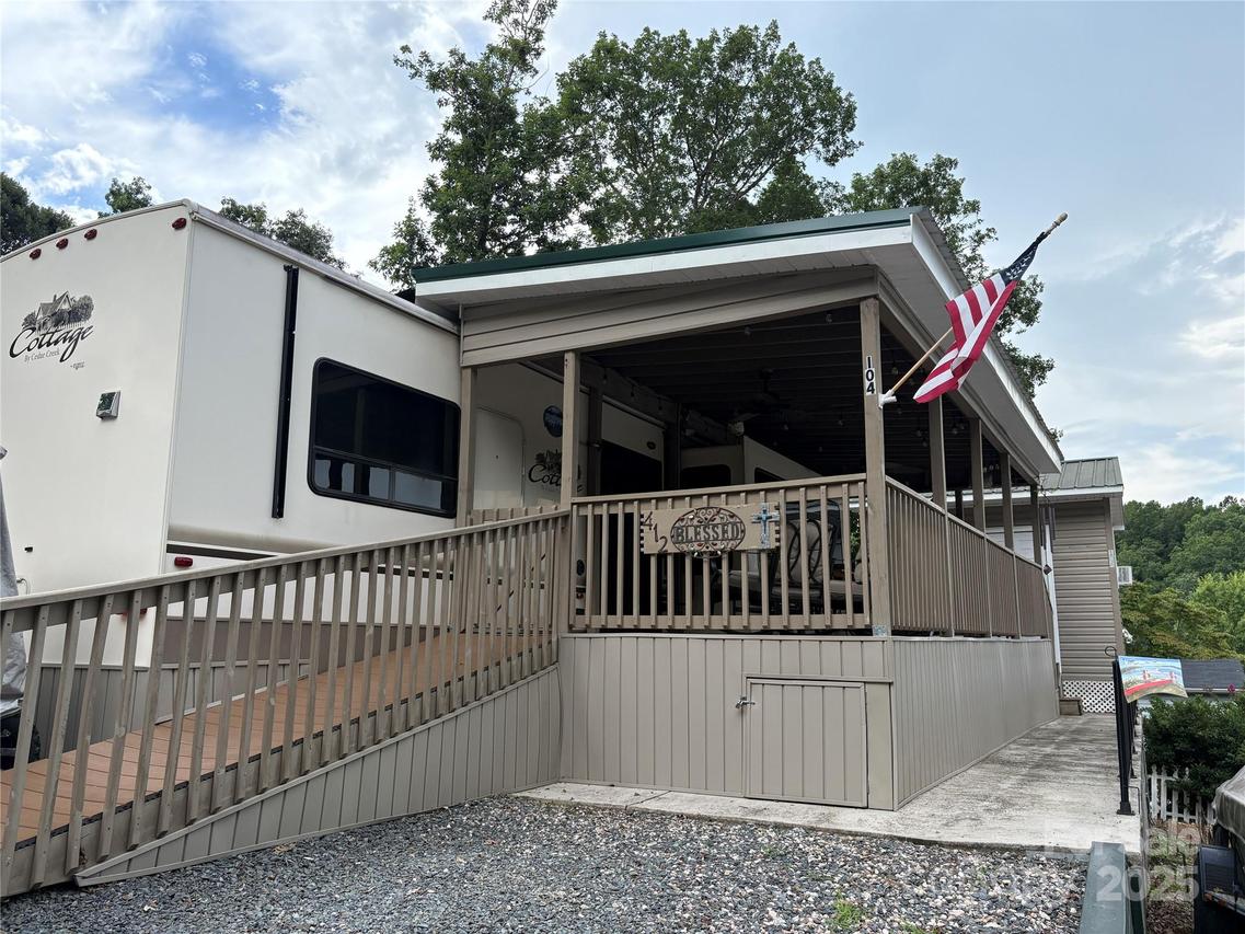 104 Cedar Ln., New London, NC 28127