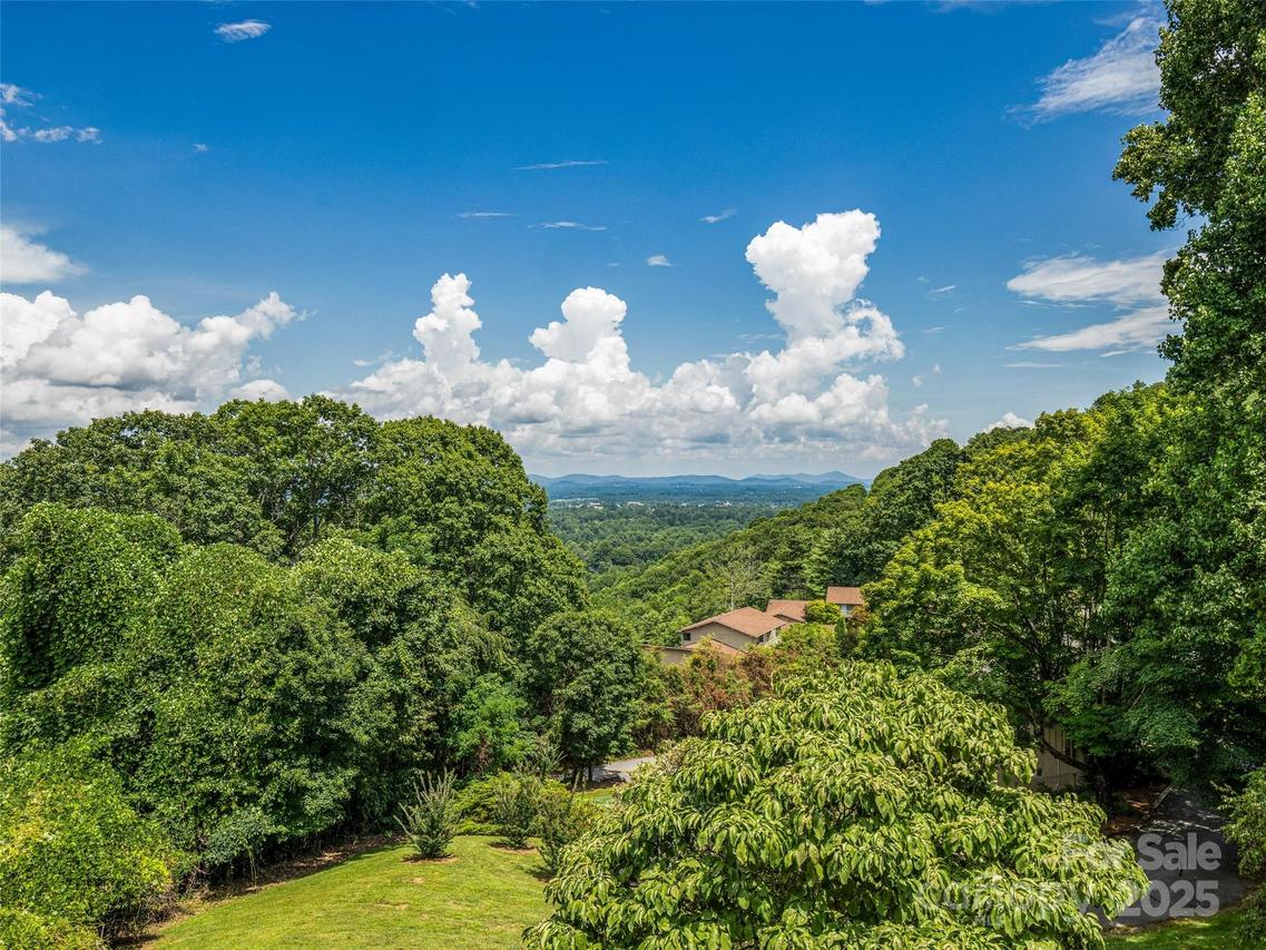 128 Country Ridge Rd., Hendersonville, NC 28739