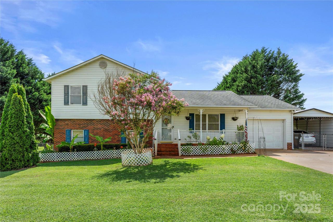 938 Lyndsey Brook Ct., Lincolnton, NC 28092