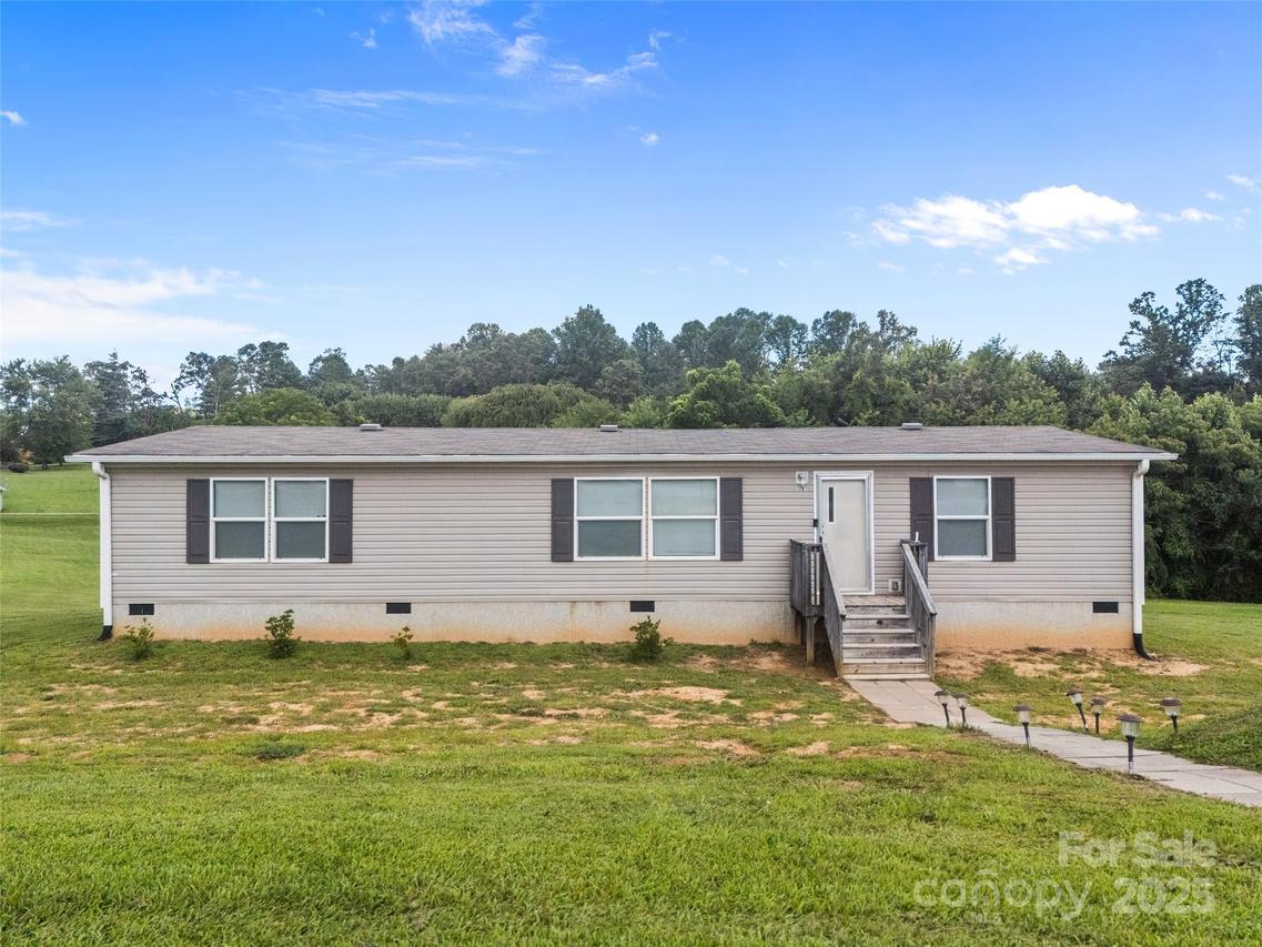 1291 Pace Rd., Hendersonville, NC 28792