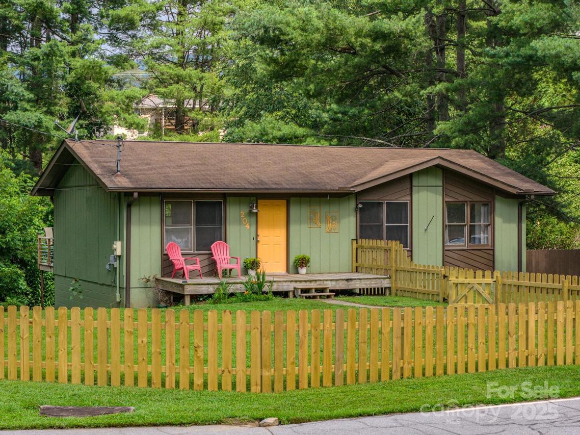 204 Oakdale Rd., Waynesville, NC 28786