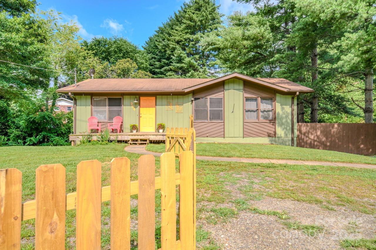 204 Oakdale Rd., Waynesville, NC 28786