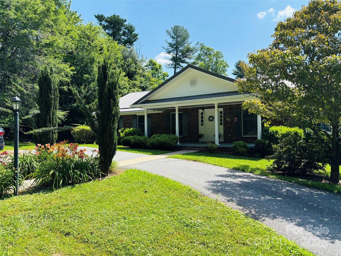 328 Melody Ln., Saluda, NC 28773