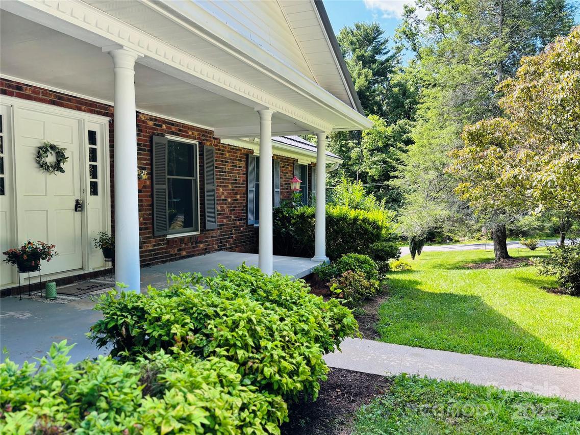 328 Melody Ln., Saluda, NC 28773