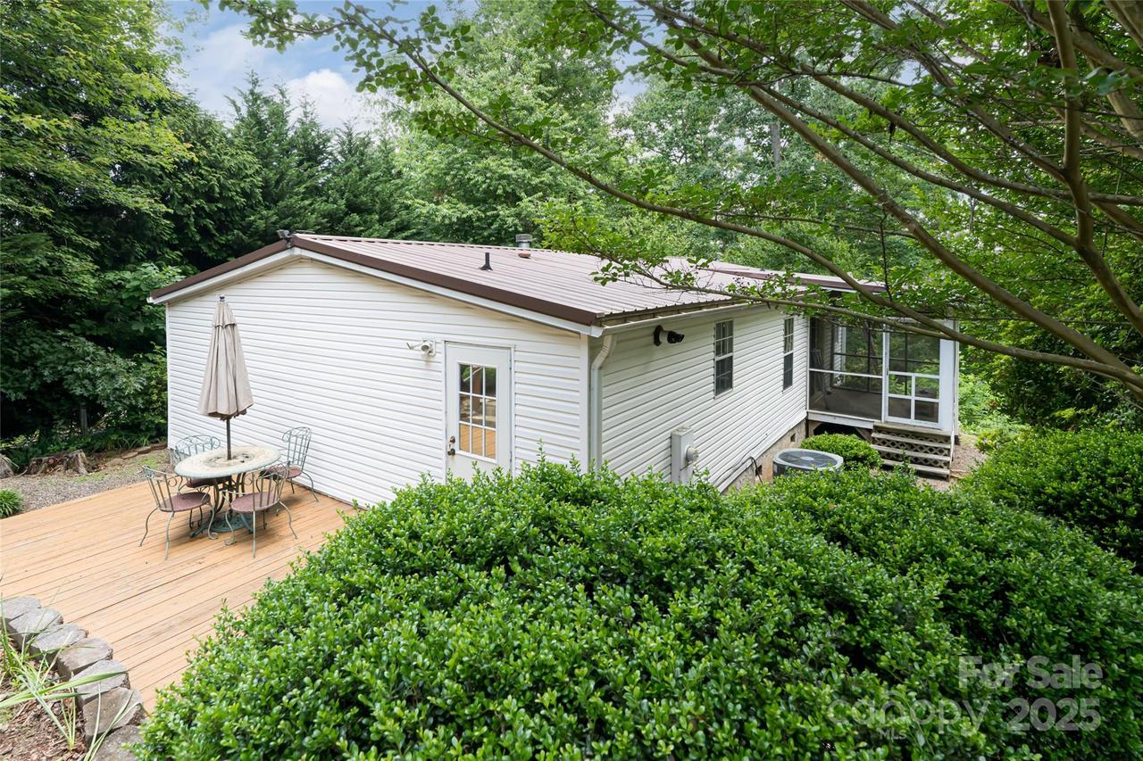 129 Oak Trails Pass, Leicester, NC 28748
