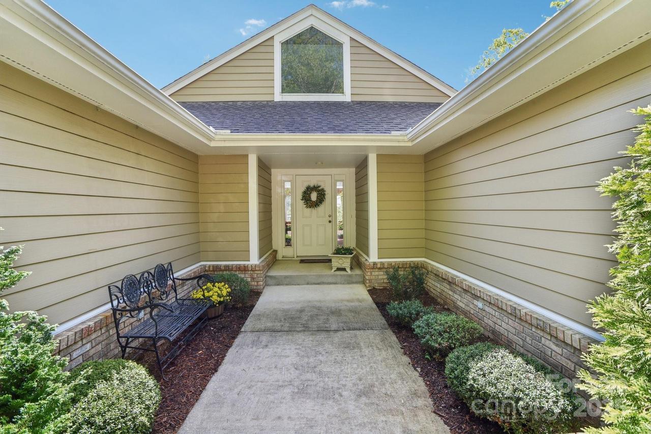 320 Dawnbrook Dr., Flat Rock, NC 28731