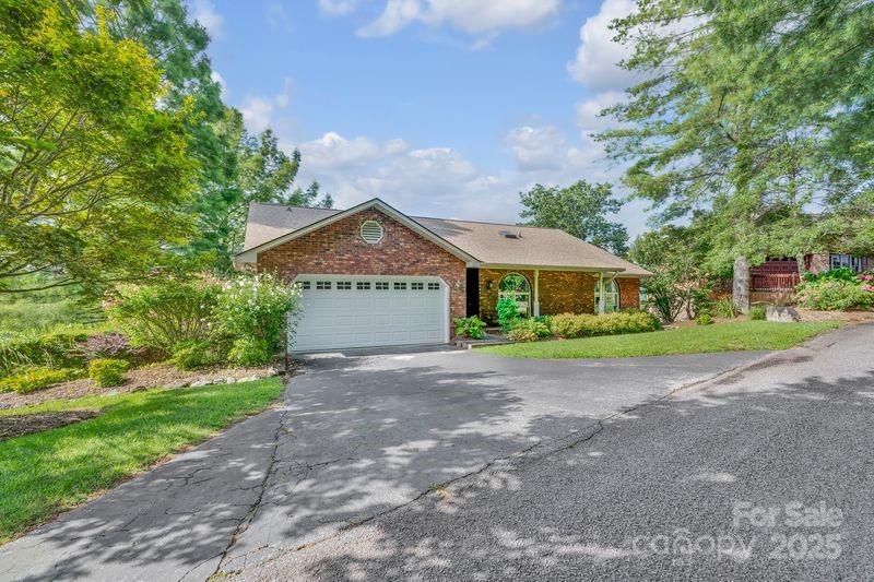156 Circle Top Dr., Hendersonville, NC 28739