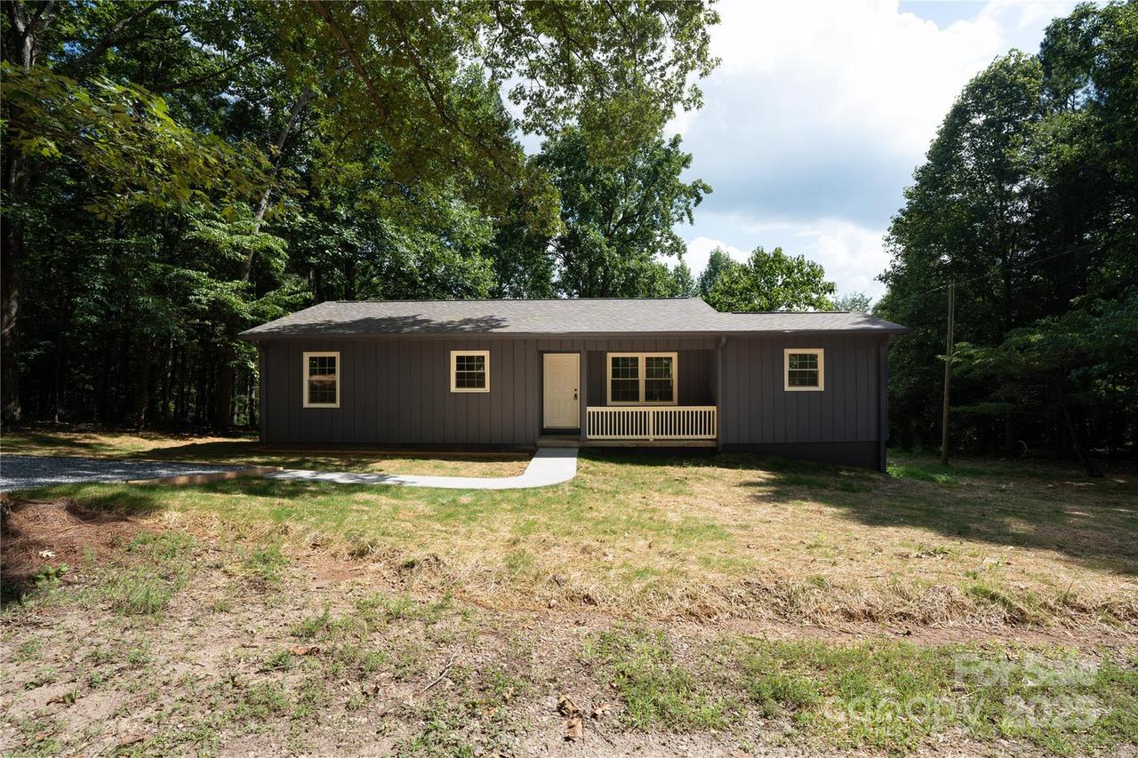 126 Mandy Ln., Statesville, NC 28677