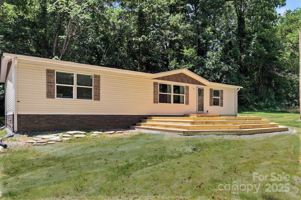 17 Hickory Acres Rd., Hendersonville, NC 28792