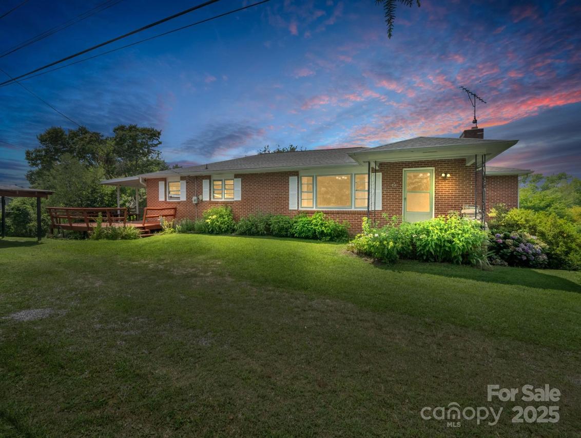 40 Country View Ln., Hendersonville, NC 28792