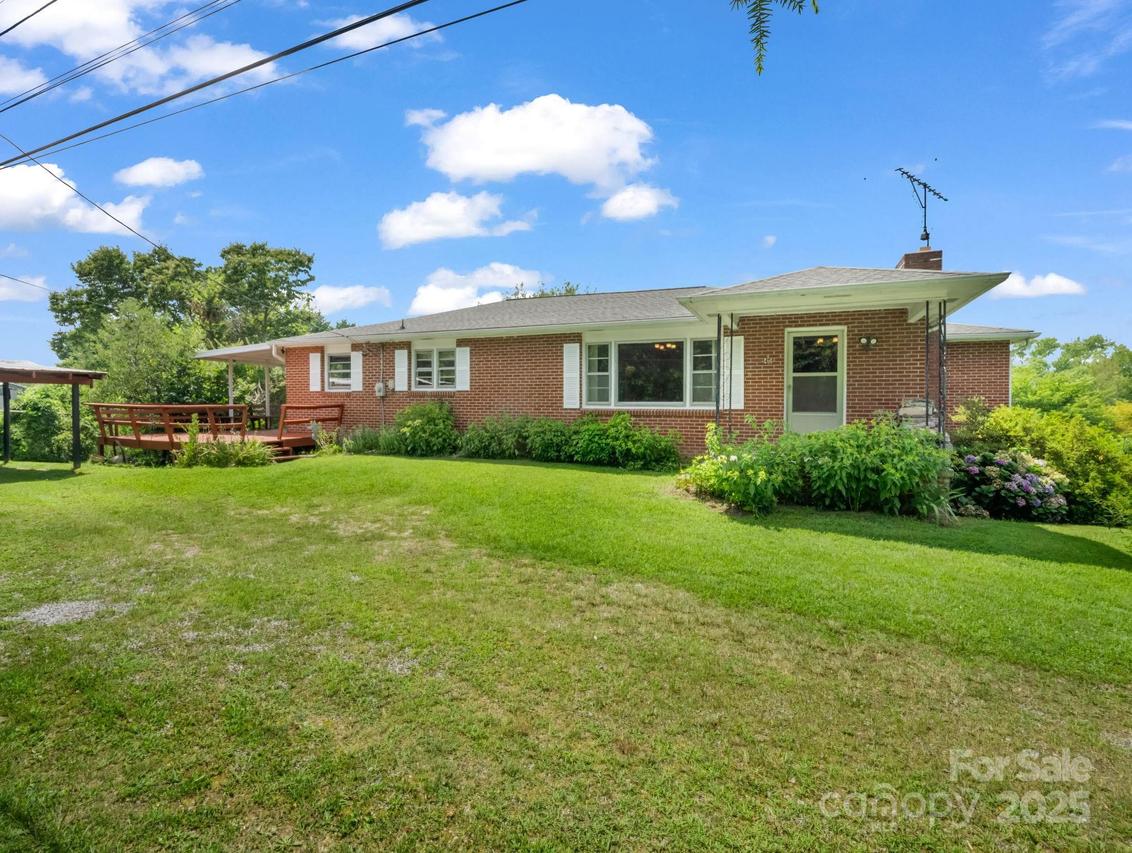 40 Country View Ln., Hendersonville, NC 28792