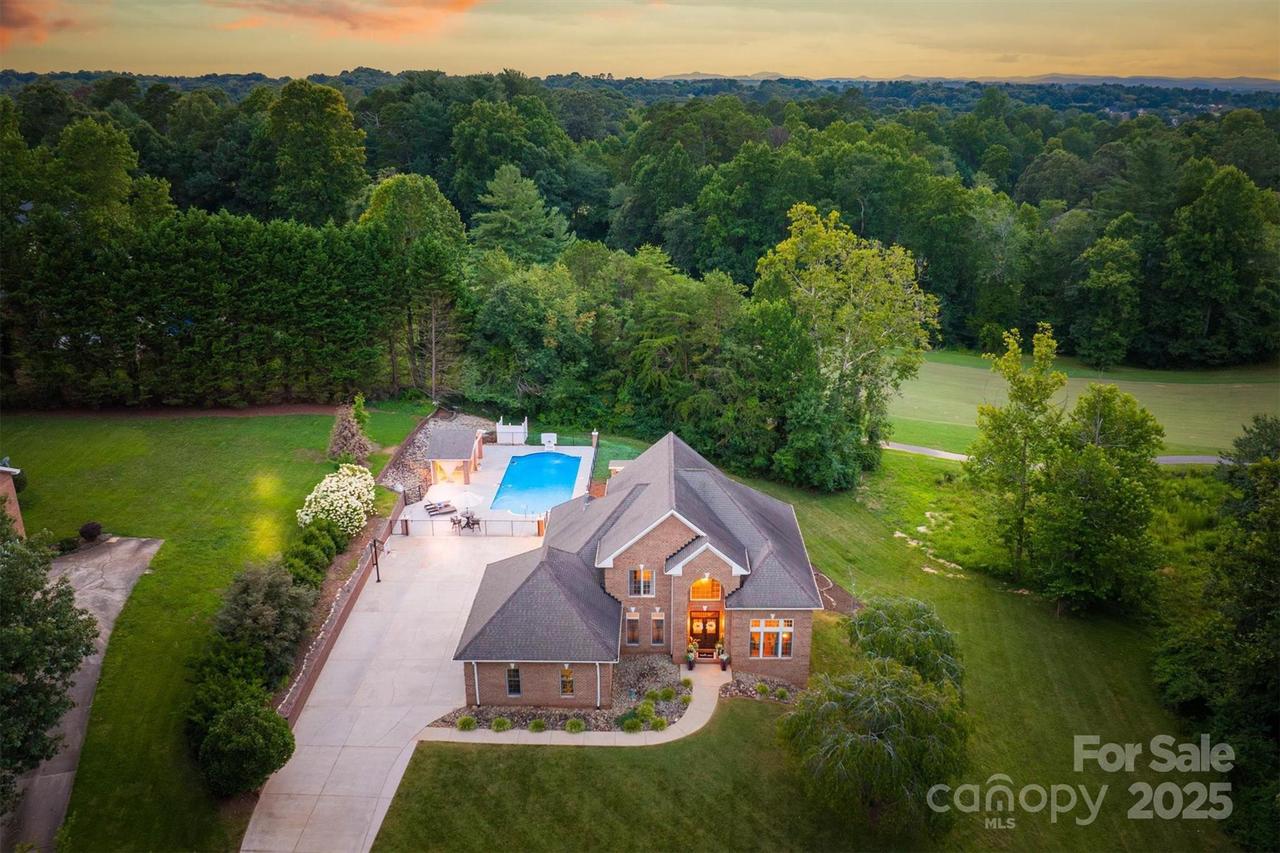 4137 Pinecrest Dr., Hickory, NC 28601