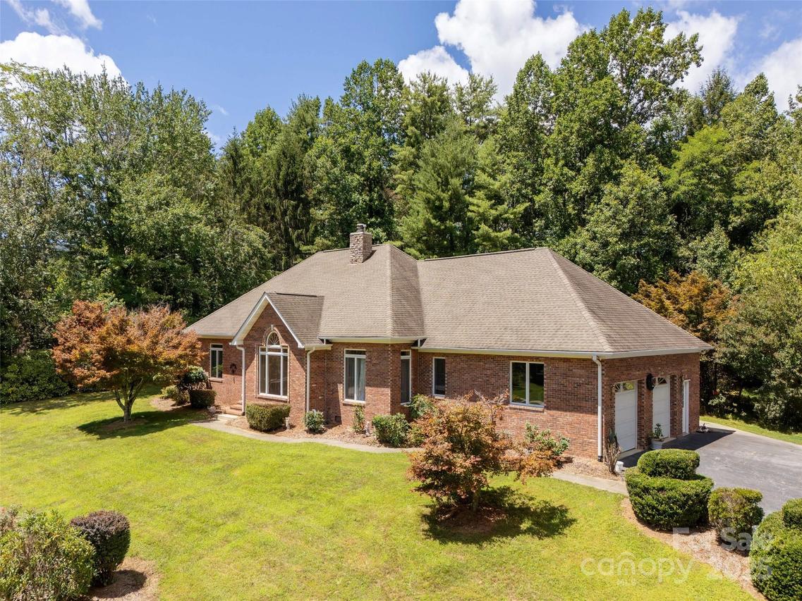 15 Oak Gate Dr., Hendersonville, NC 28739