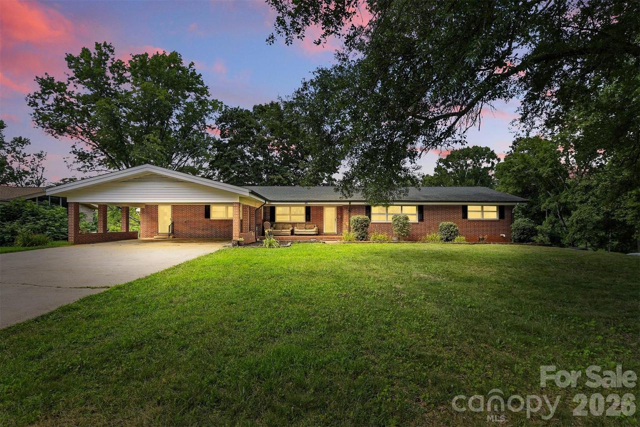 26 33rd Ave., Hickory, NC 28601