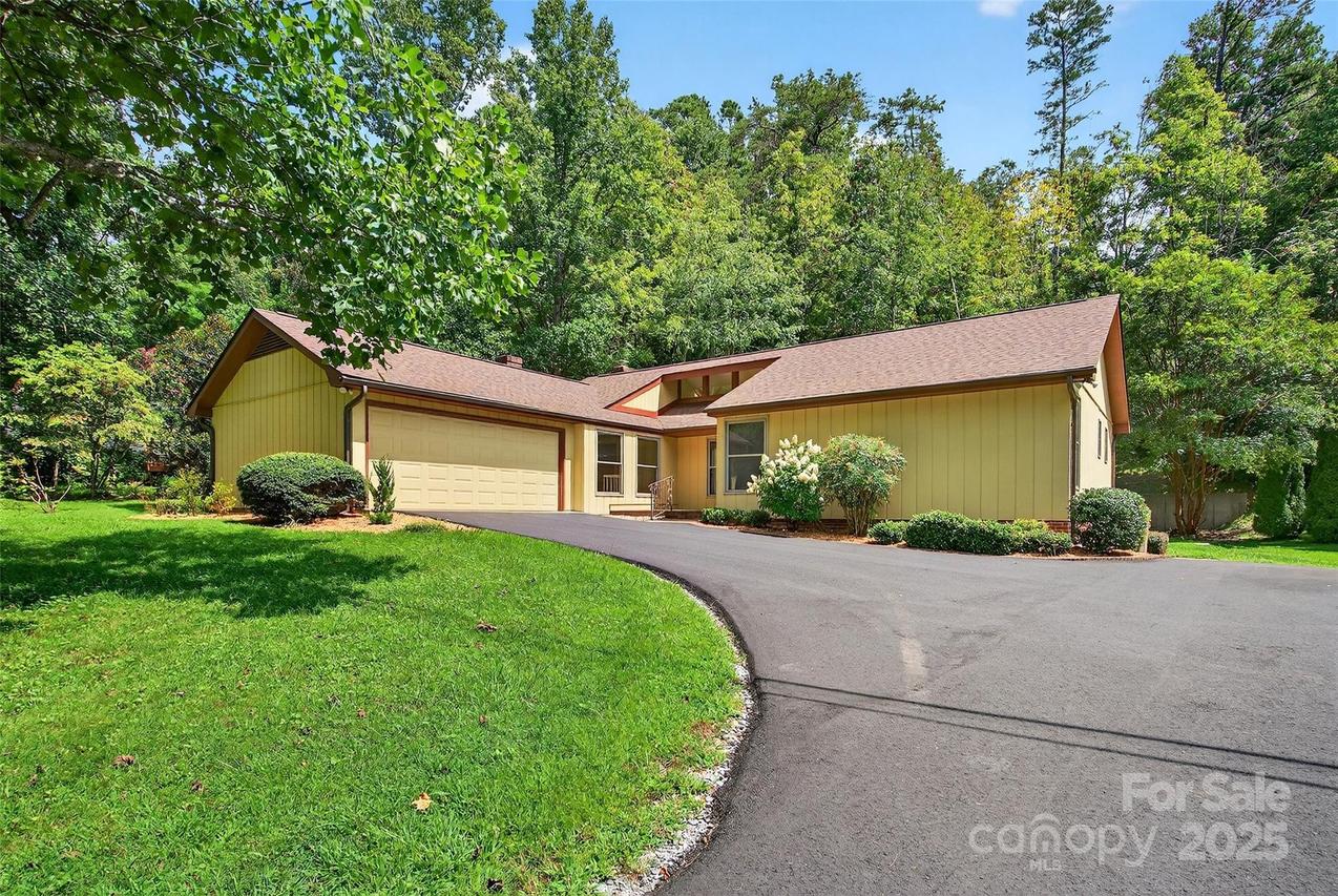 63 Pinecroft Rd., Asheville, NC 28804