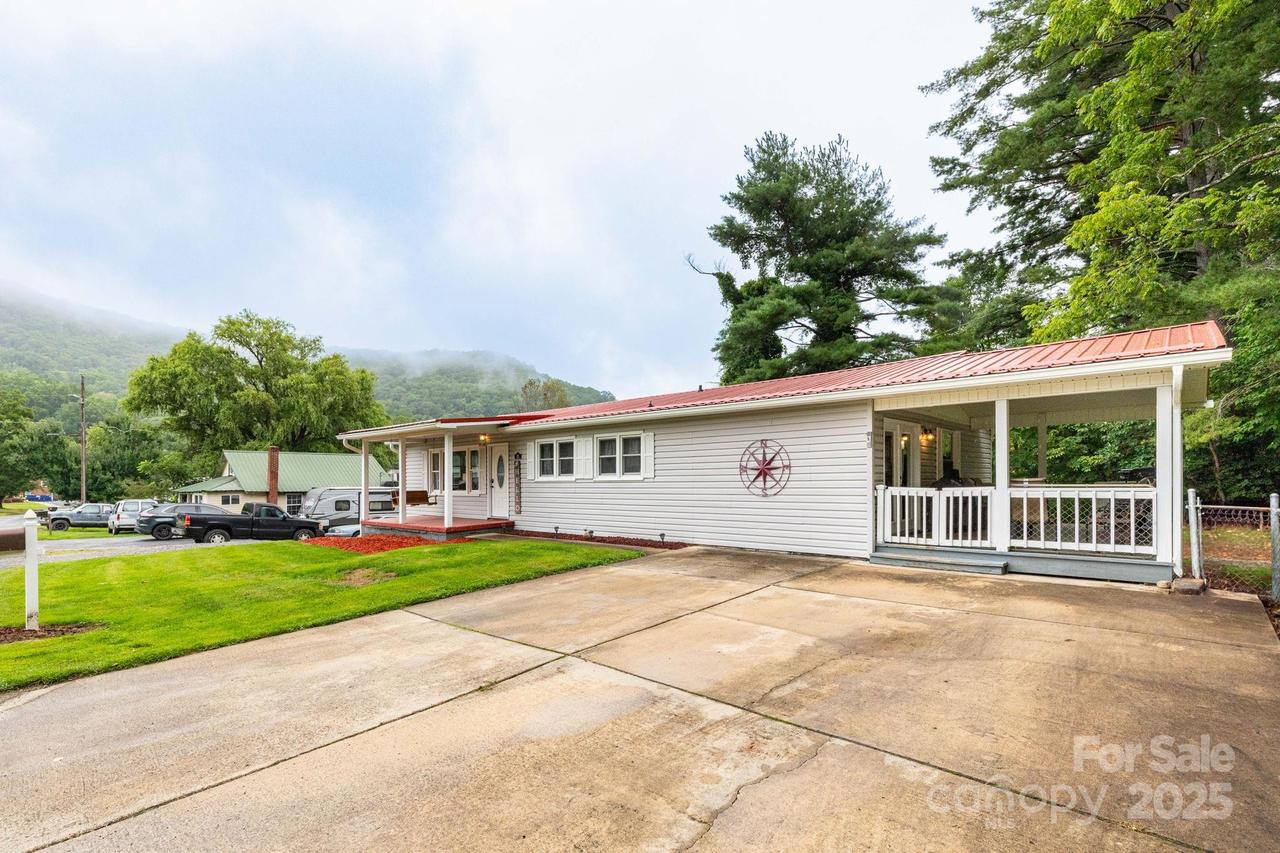 93 Valley View Cir., Waynesville, NC 28786