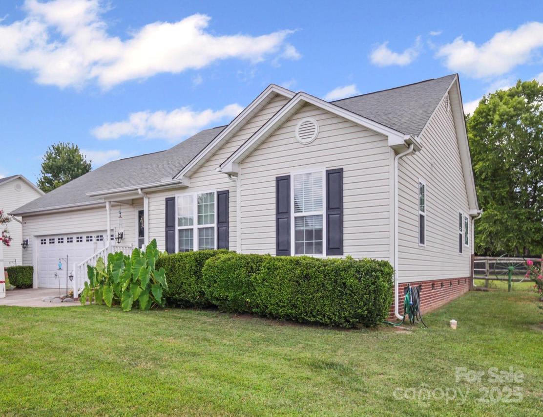 2017 Longhorn Dr., Dallas, NC 28034