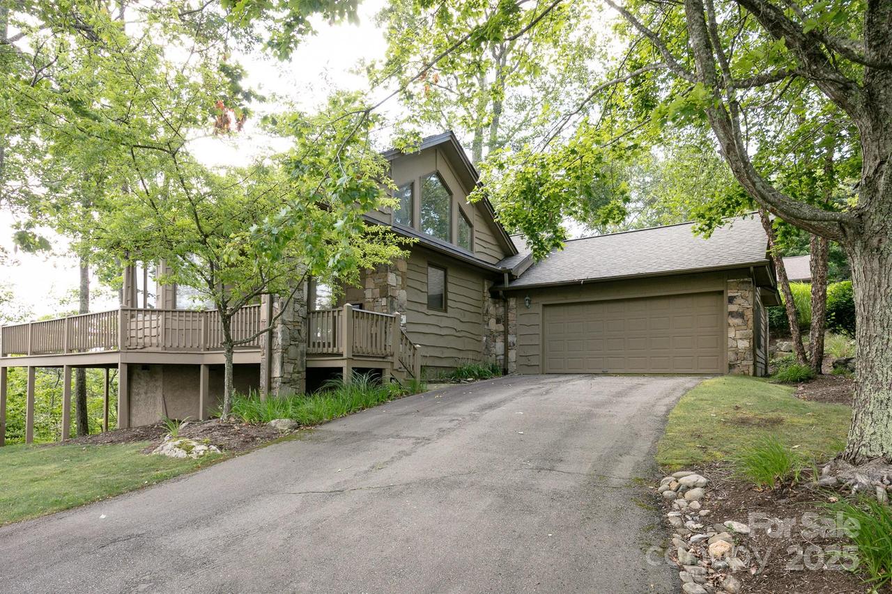 2163 Mountain Air Dr., Burnsville, NC 28714