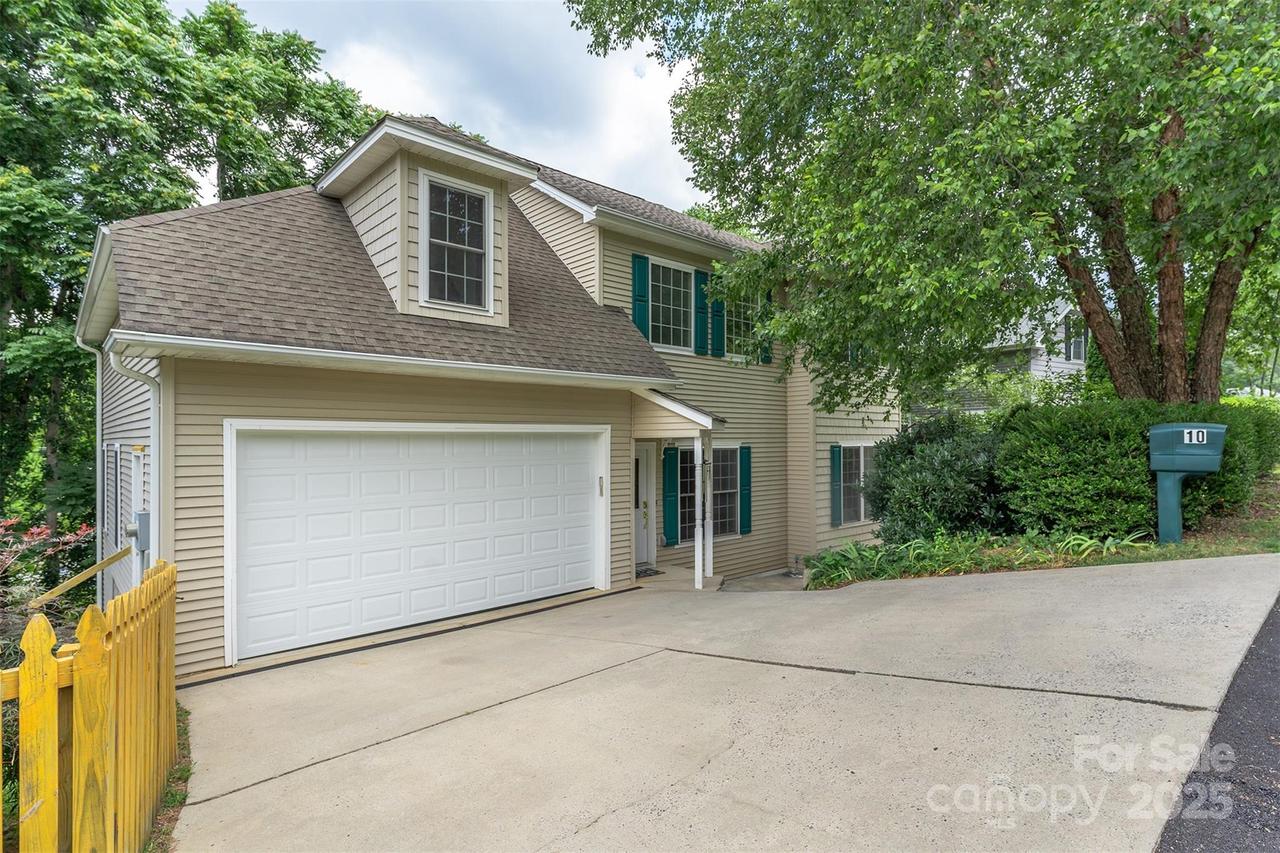 10 Village East Ct., Asheville, NC 28805