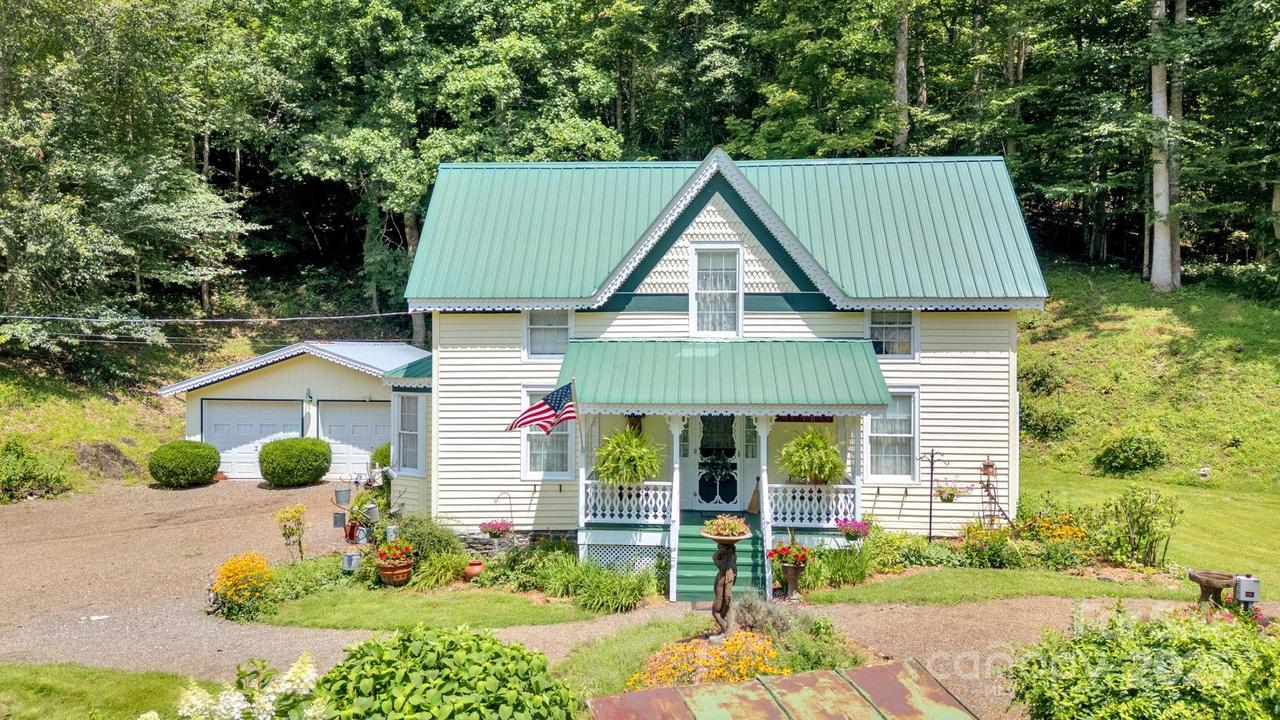665 Upper Pig Pen Rd., Green Mountain, NC 28740