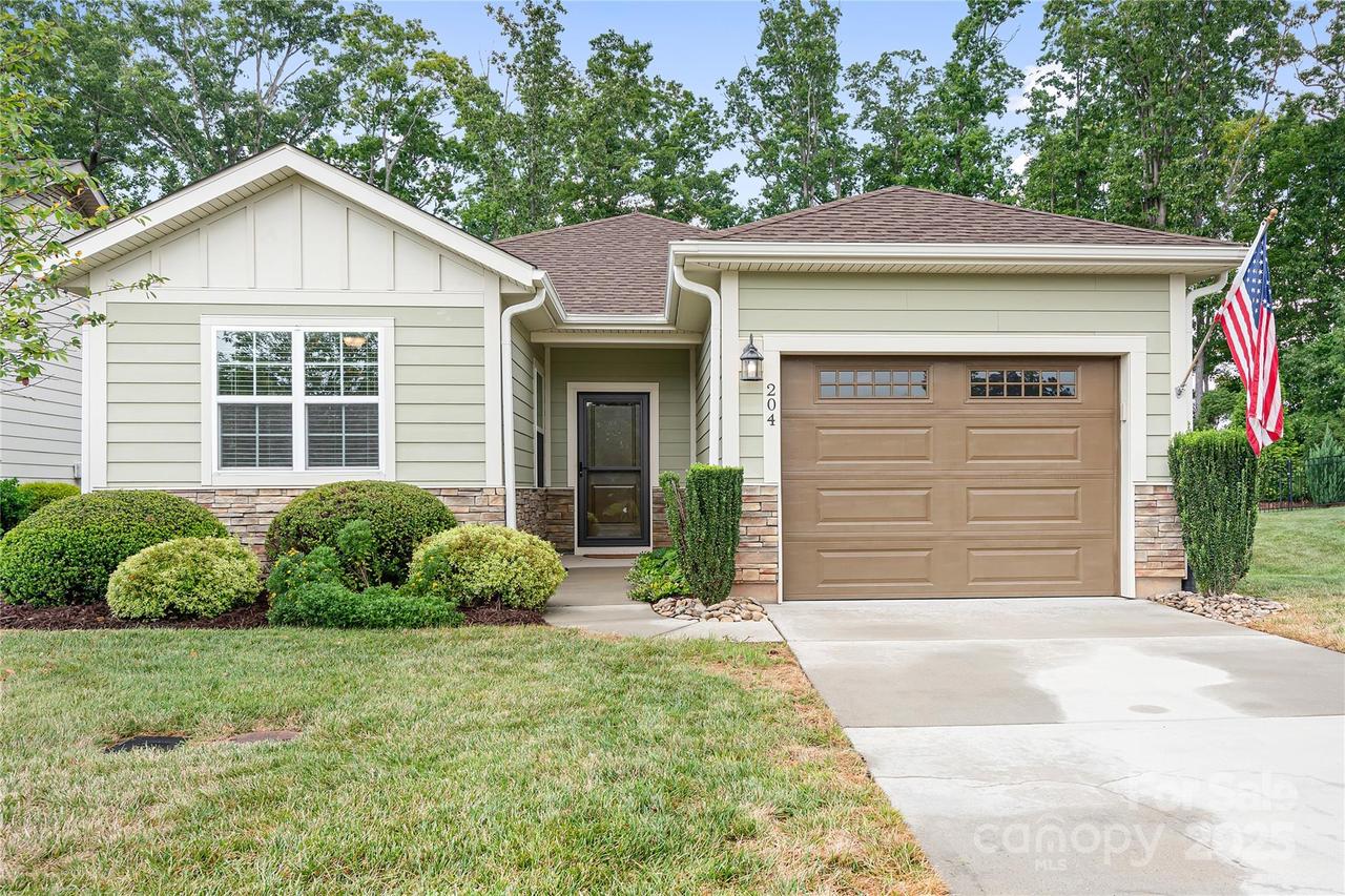 204 Flat Rock Dr., Denver, NC 28037