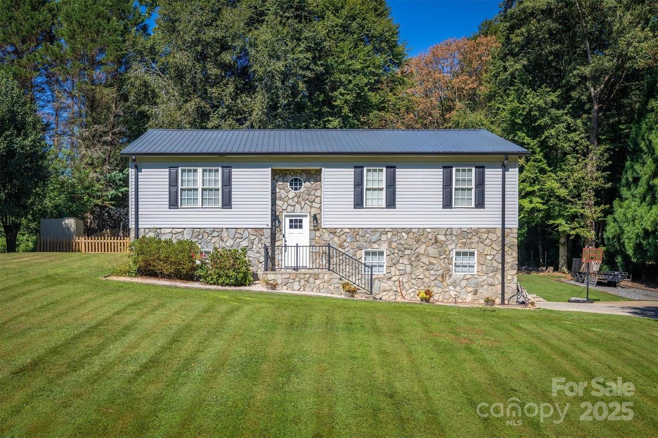 3781 Serenity Dr., Hickory, NC 28602