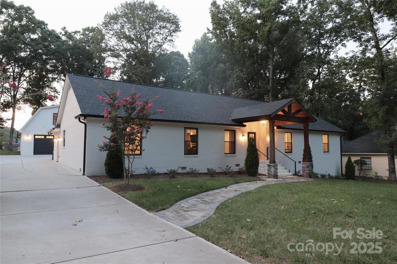 1118 Crestbrook Dr., Charlotte, NC 28211
