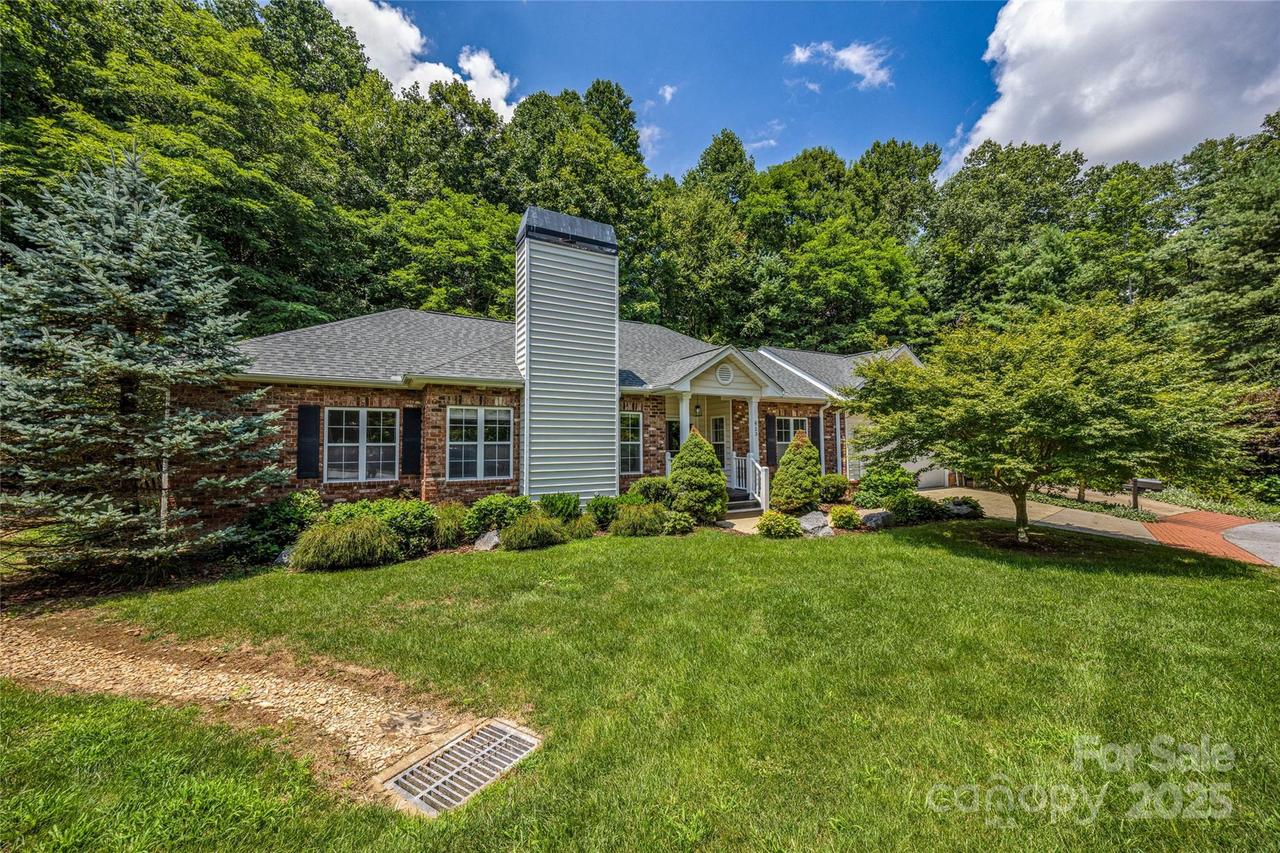 623 Carriage Commons Dr., Hendersonville, NC 28791