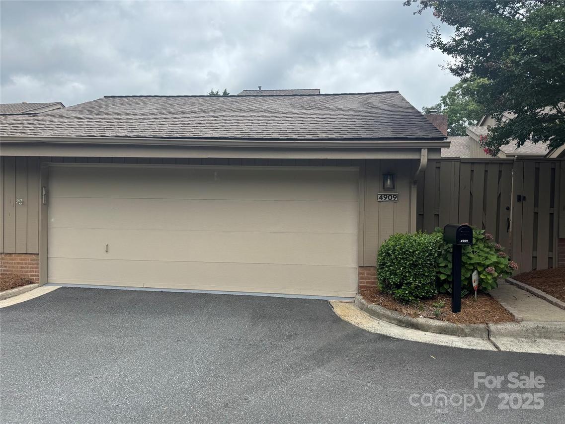 4909 Torrey Pines Ct., Charlotte, NC 28226