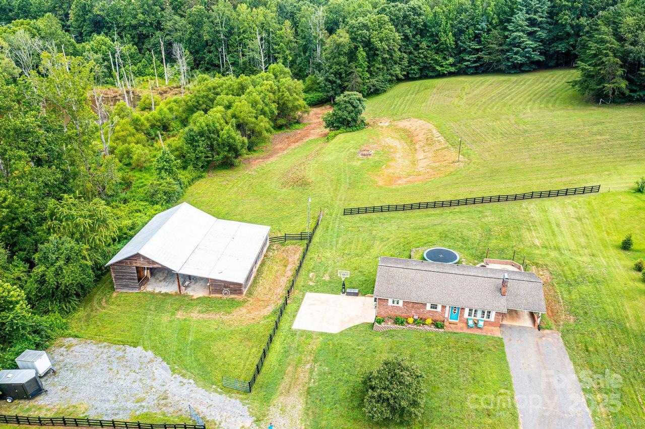 1870 Guildwood Pl., Hudson, NC 28638