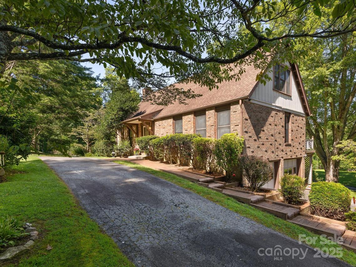 3541 Willow Creek Rd., Hendersonville, NC 28739