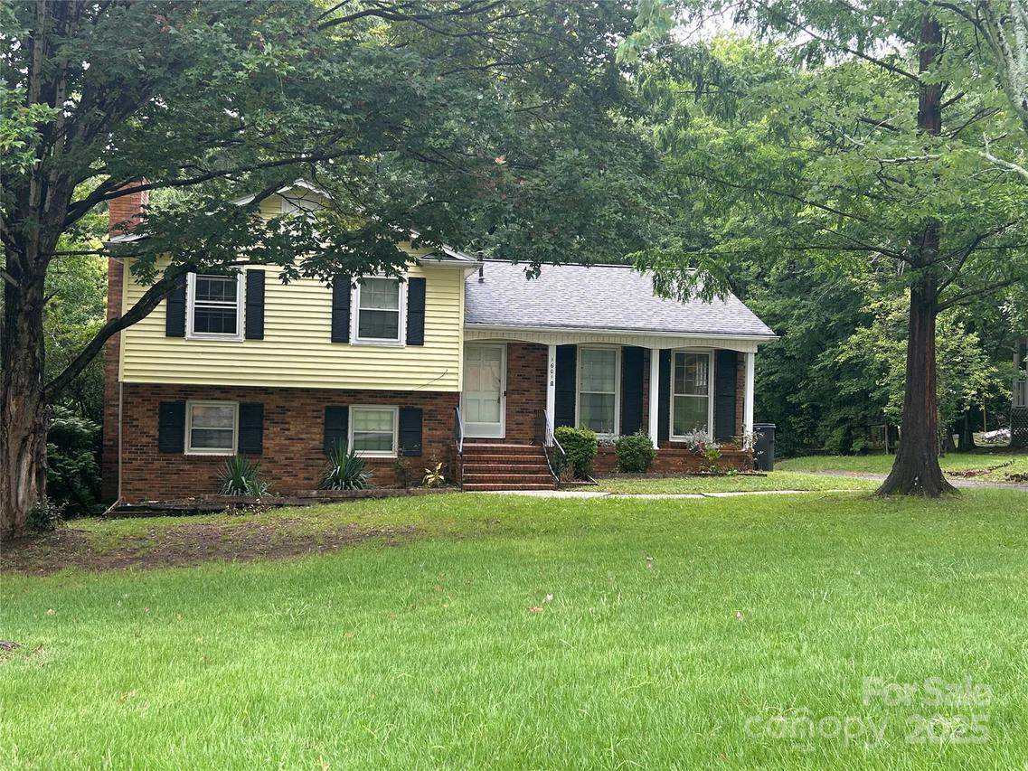 1601 Bonnie Ln., Charlotte, NC 28213