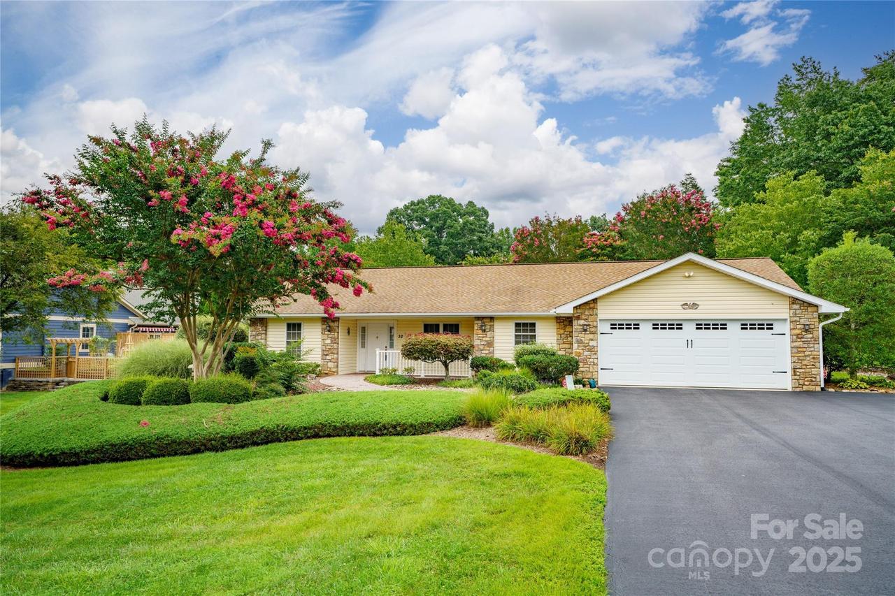 32 Stone House Rd., Hendersonville, NC 28739