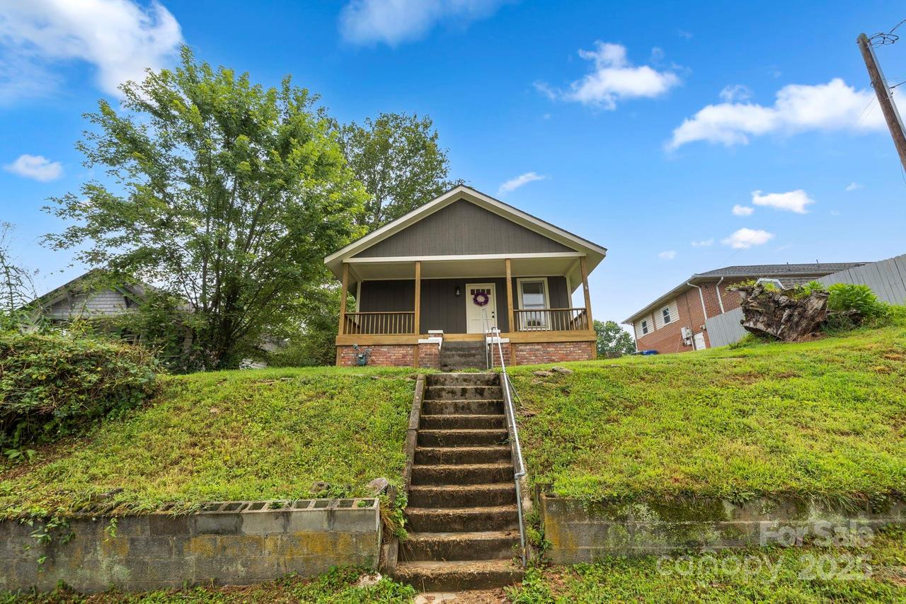 907 Highland Ave., Hendersonville, NC 28792