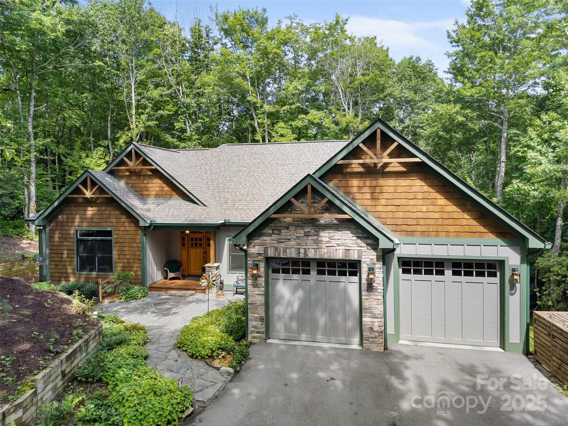 249 Tsisqua Cir., Brevard, NC 28712