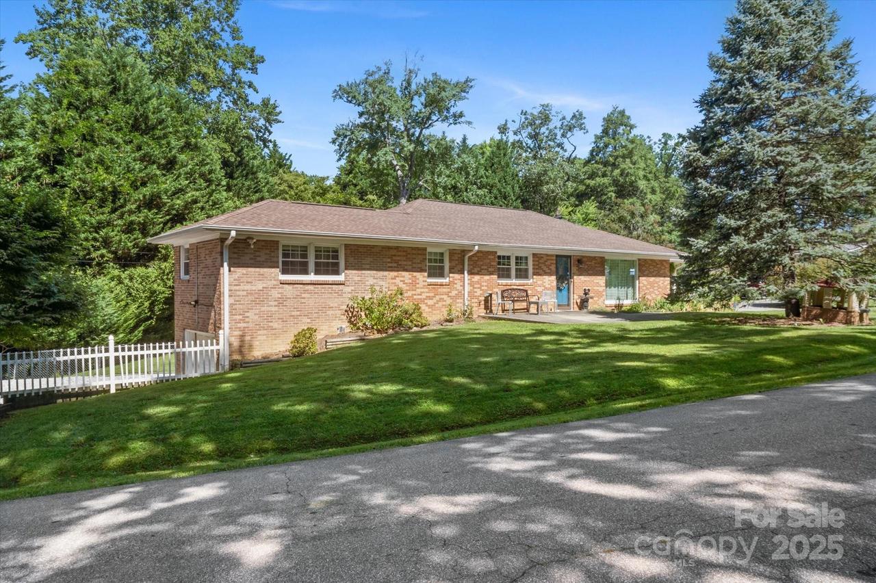 441 Hillcrest Cir., Hendersonville, NC 28792