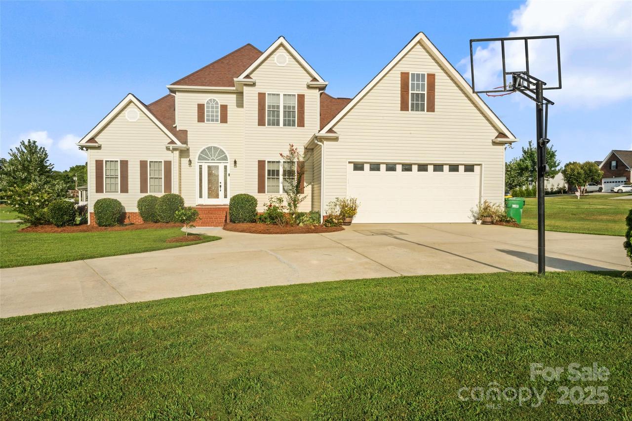 215 Birchwood Ct., Oakboro, NC 28129