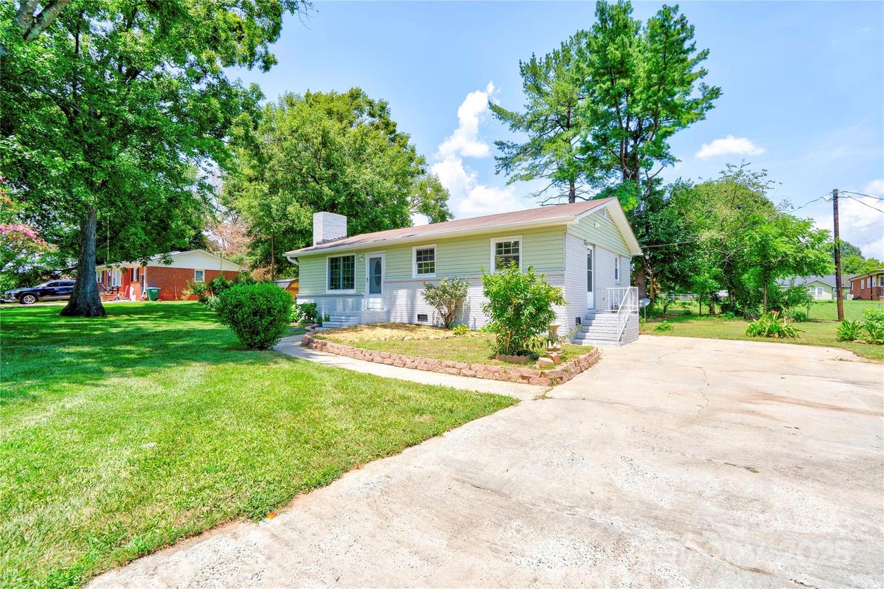 409 E Tennessee Ave., Bessemer City, NC 28016