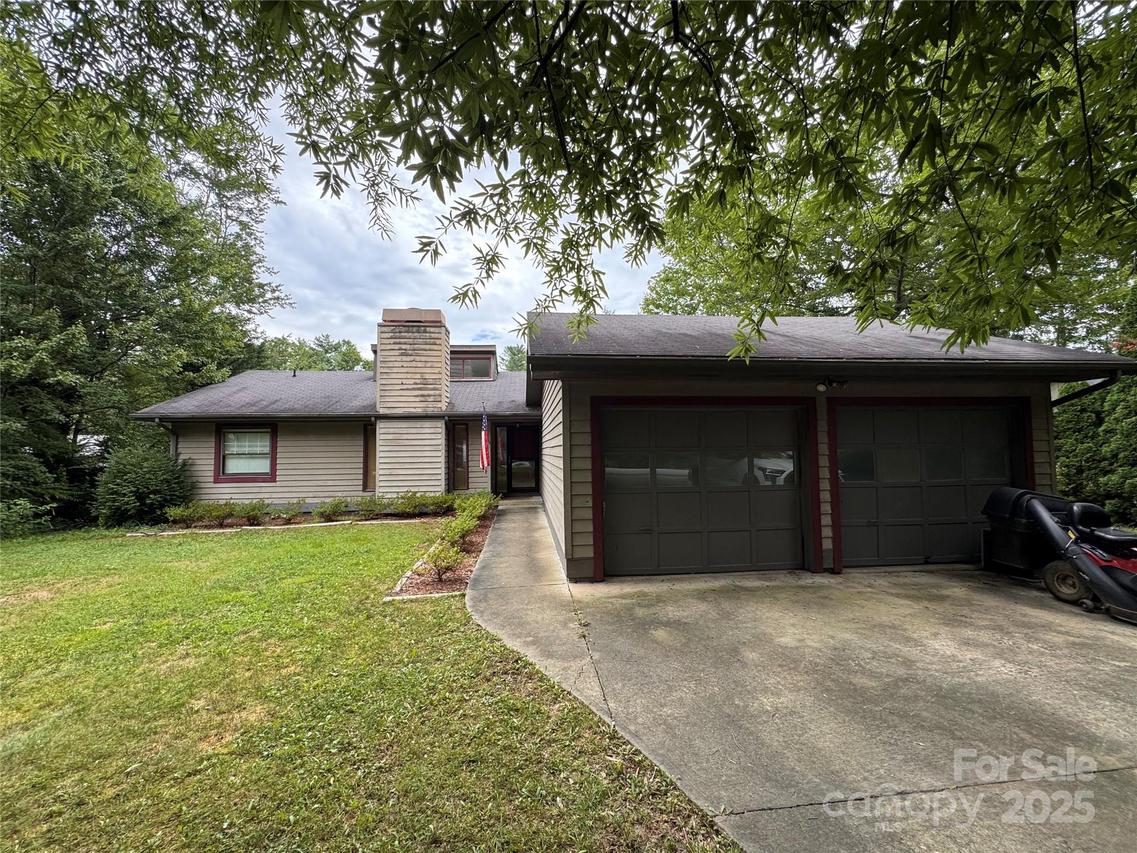 15 Golden Oaks Ln., Fletcher, NC 28732