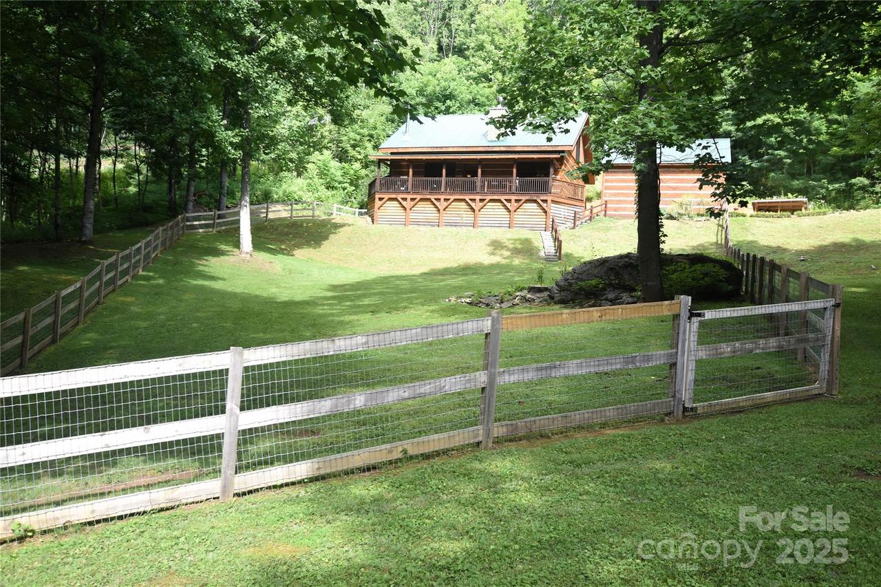 120 Spotted Fawn Ln., Waynesville, NC 28785