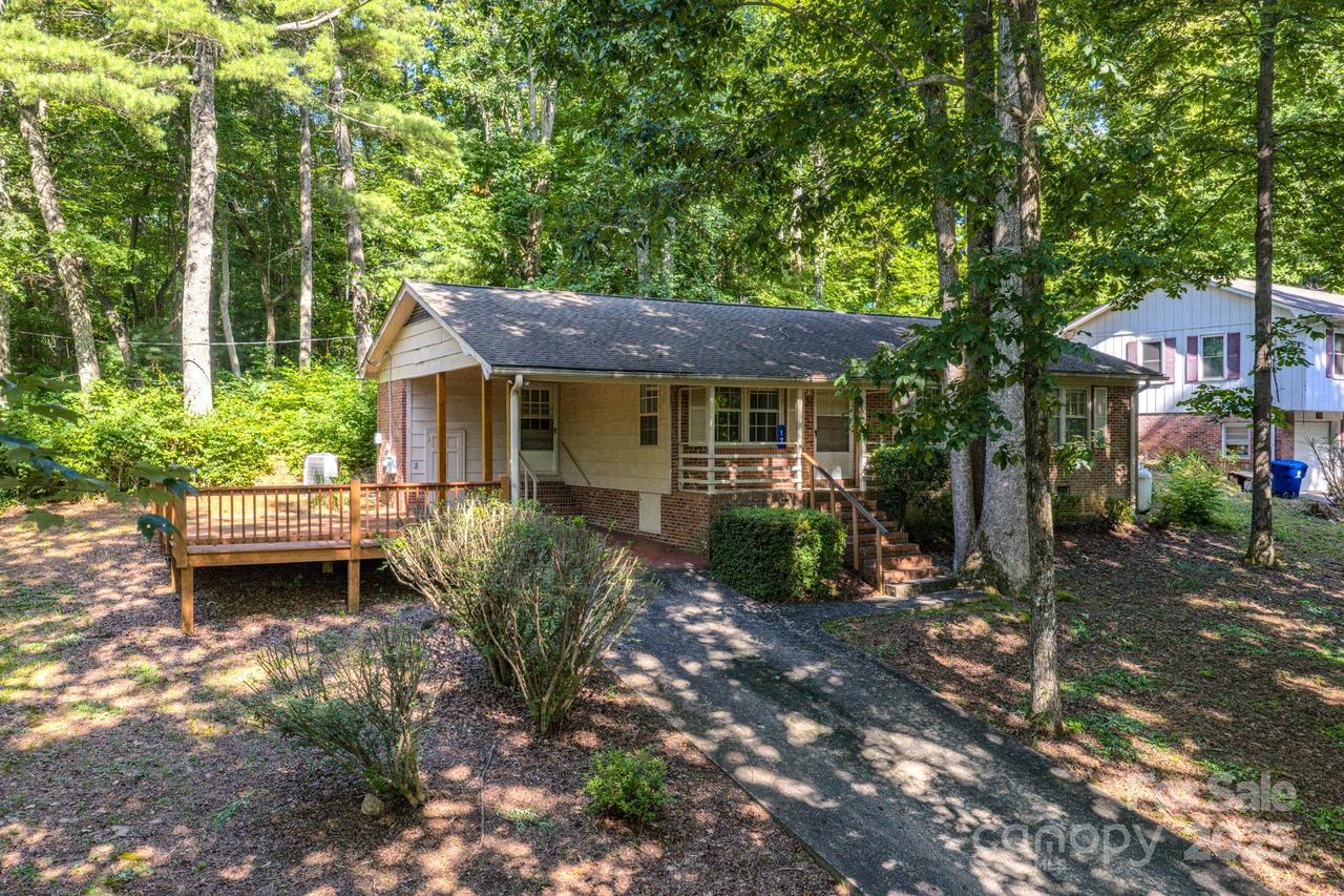17 Sitar Ln., Saluda, NC 28773