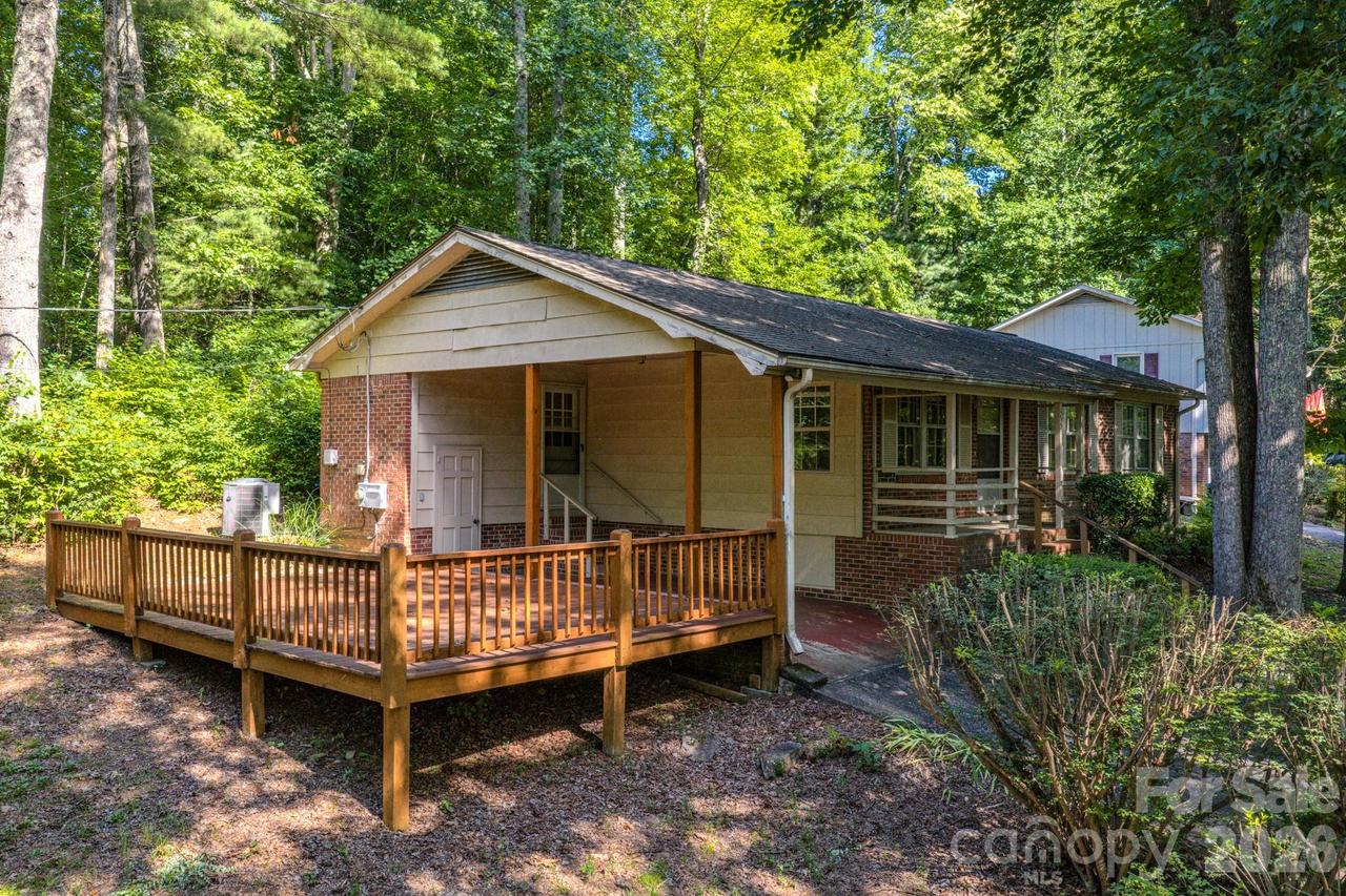 17 Sitar Ln., Saluda, NC 28773