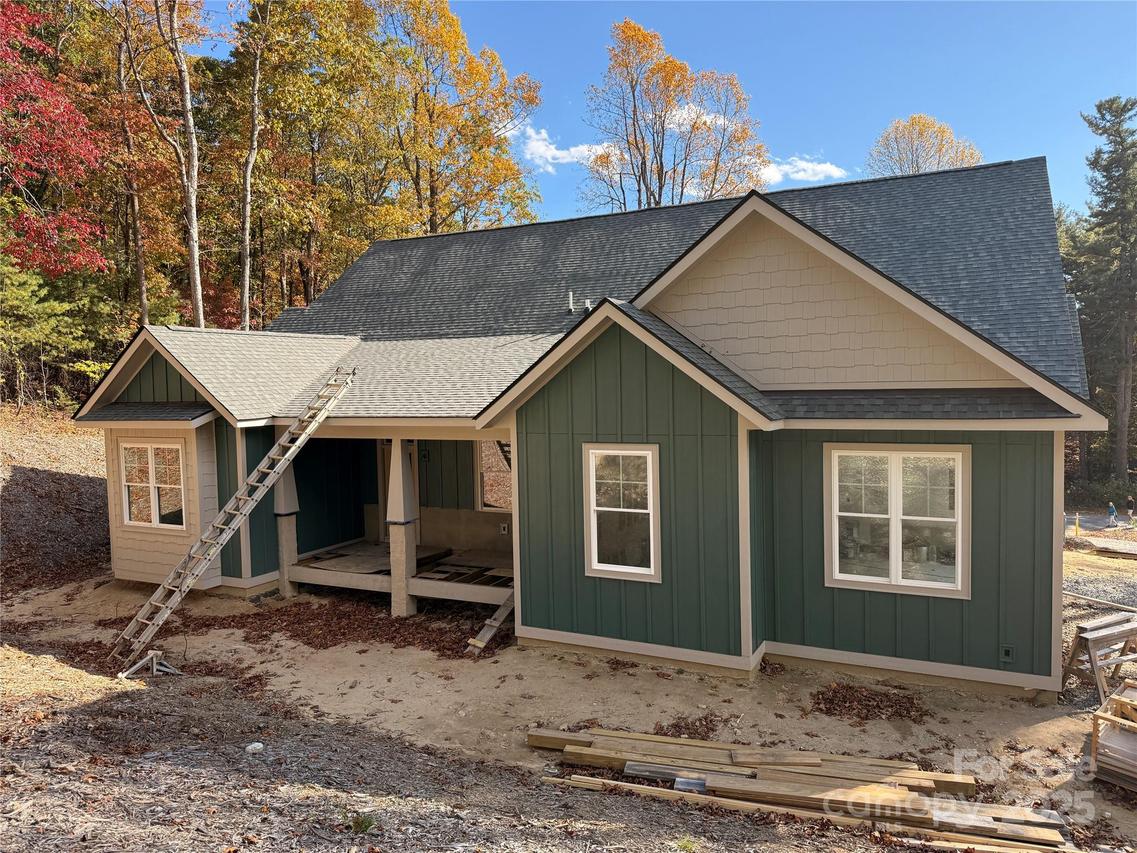 634 Hollybrook Dr., Flat Rock, NC 28731