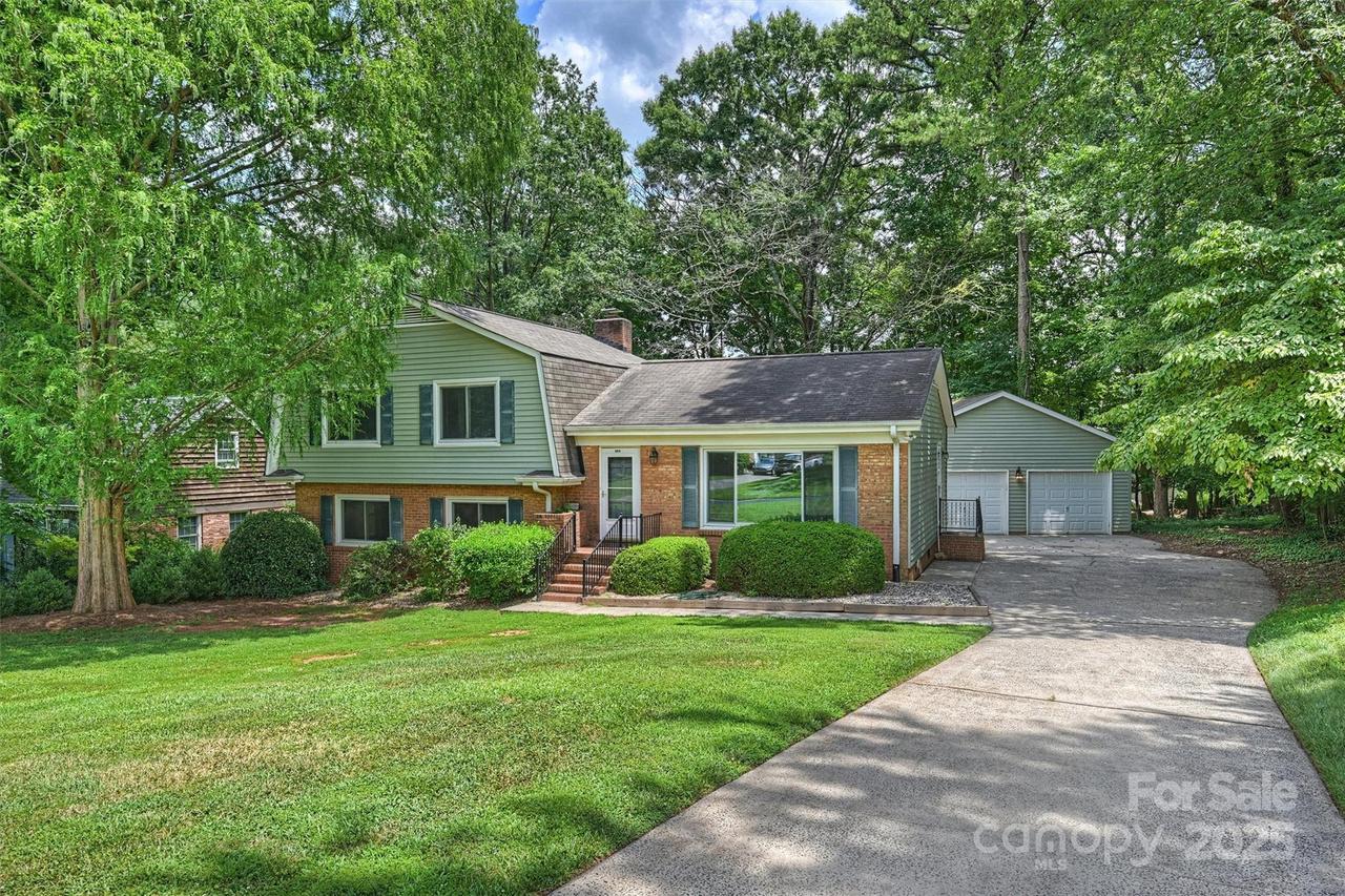 302 Wilcrest Dr., Matthews, NC 28105
