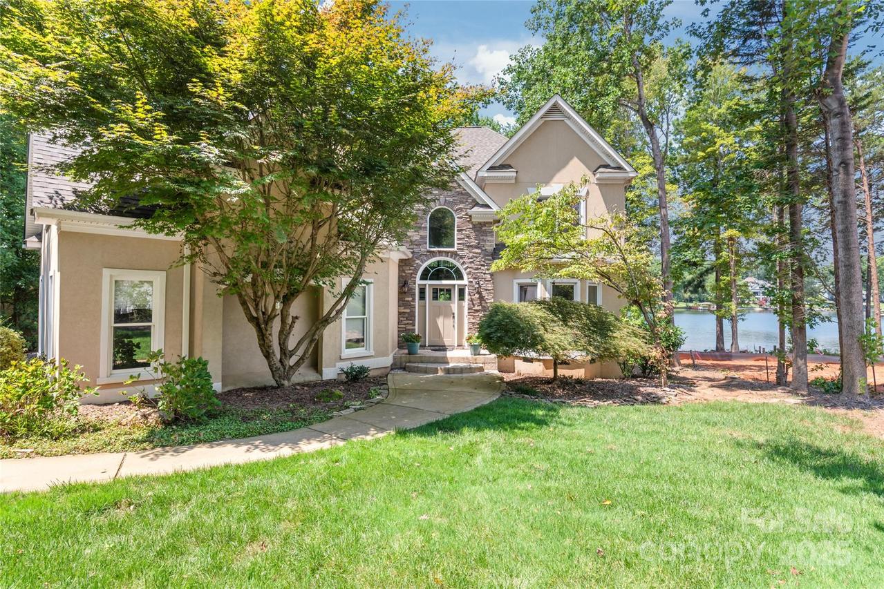 124 Cedar Bluff Ln., Mooresville, NC 28117
