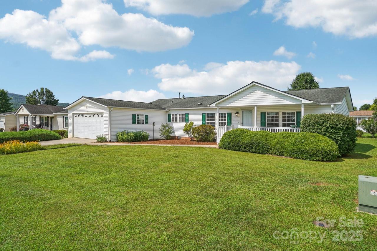 617 Paisley Ct., Hendersonville, NC 28739