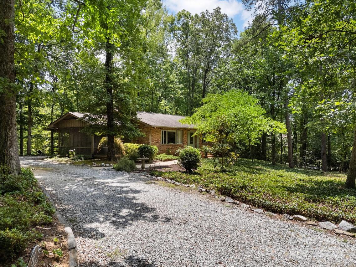 60 Overlook Dr., Columbus, NC 28722