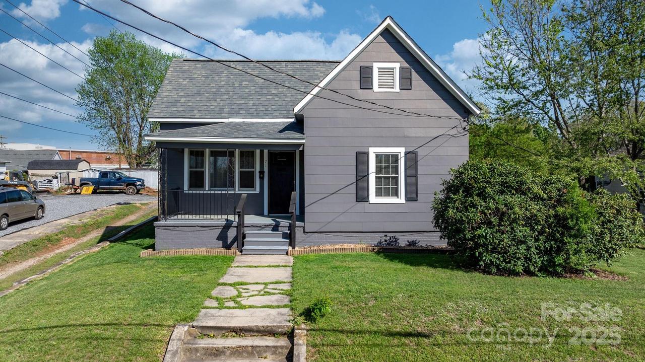71 14th St., Hickory, NC 28602